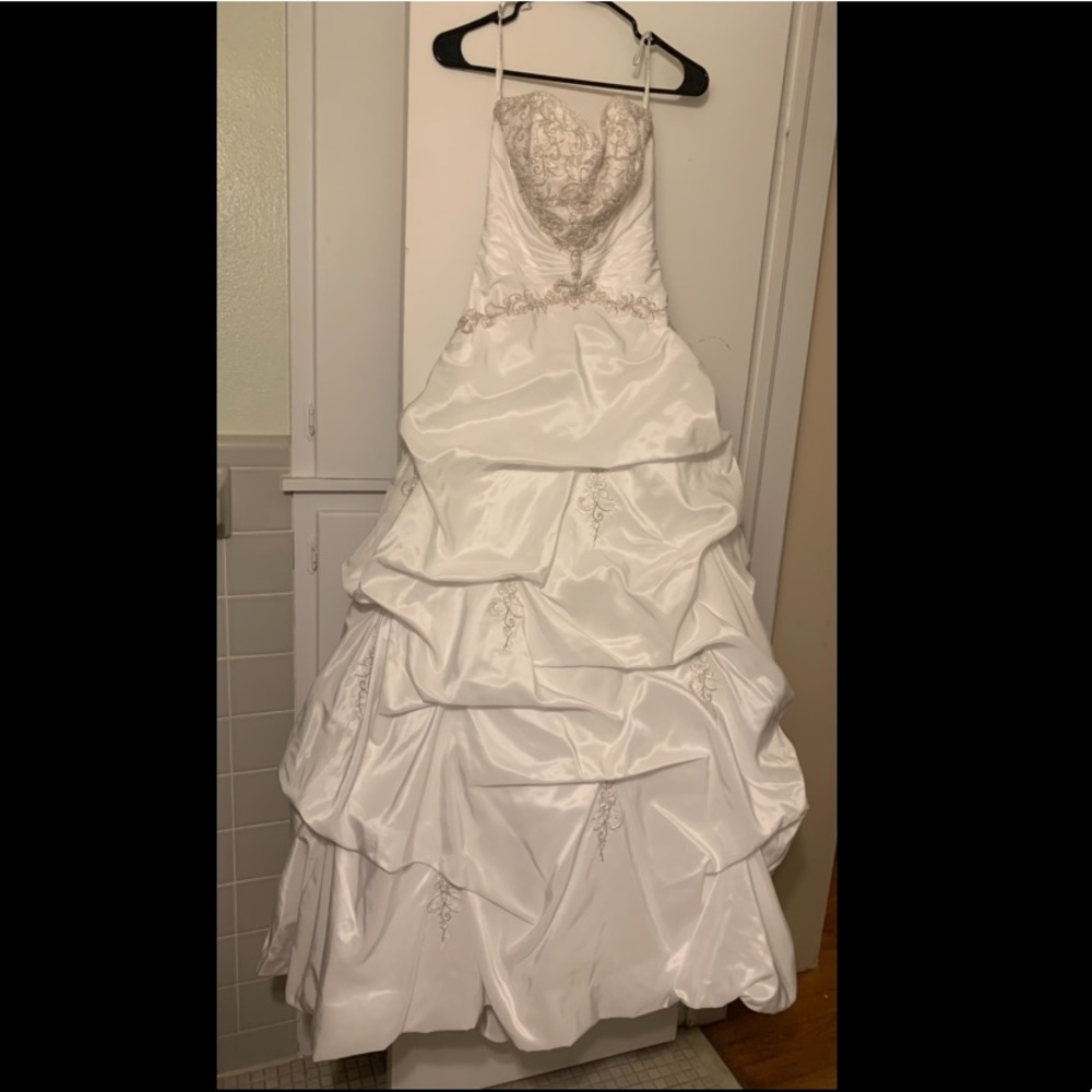 David’s Bridal #T9670 Wedding Dress Size 4